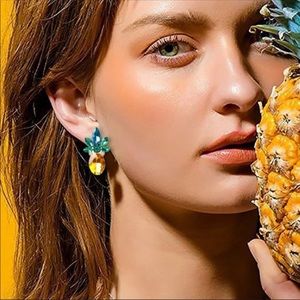 NWT Pineapple Shaped Rhinestone Earrings